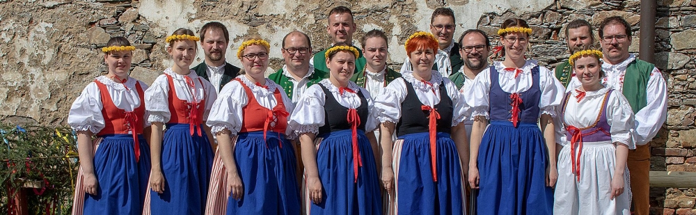 Soběslavská chasa mladá v krojích při vystoupení