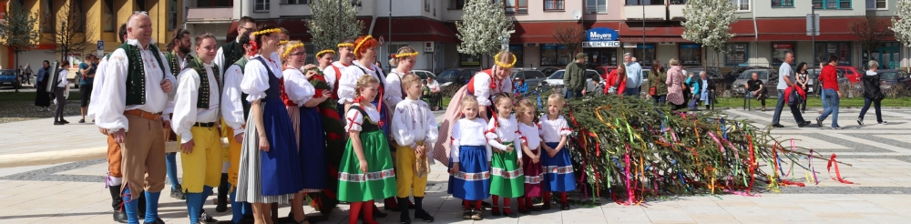 Soběslavská chasa mladá na náměstí při slavnostním vystoupení